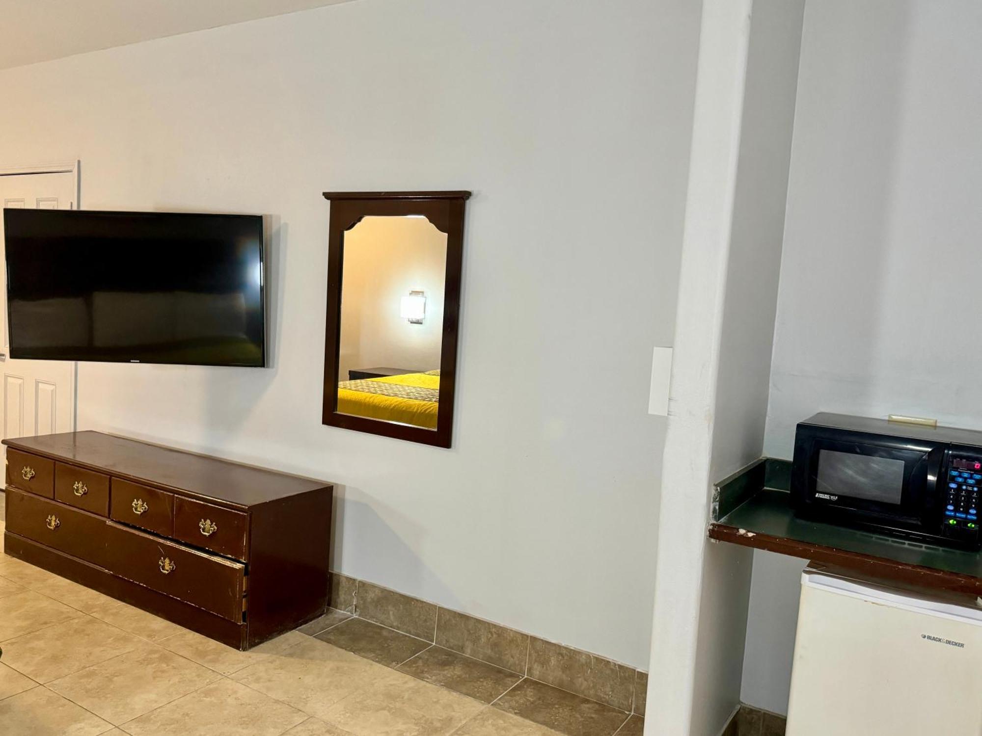 Texas Inn And Suites City Center At University Dr. Edinburg Zewnętrze zdjęcie