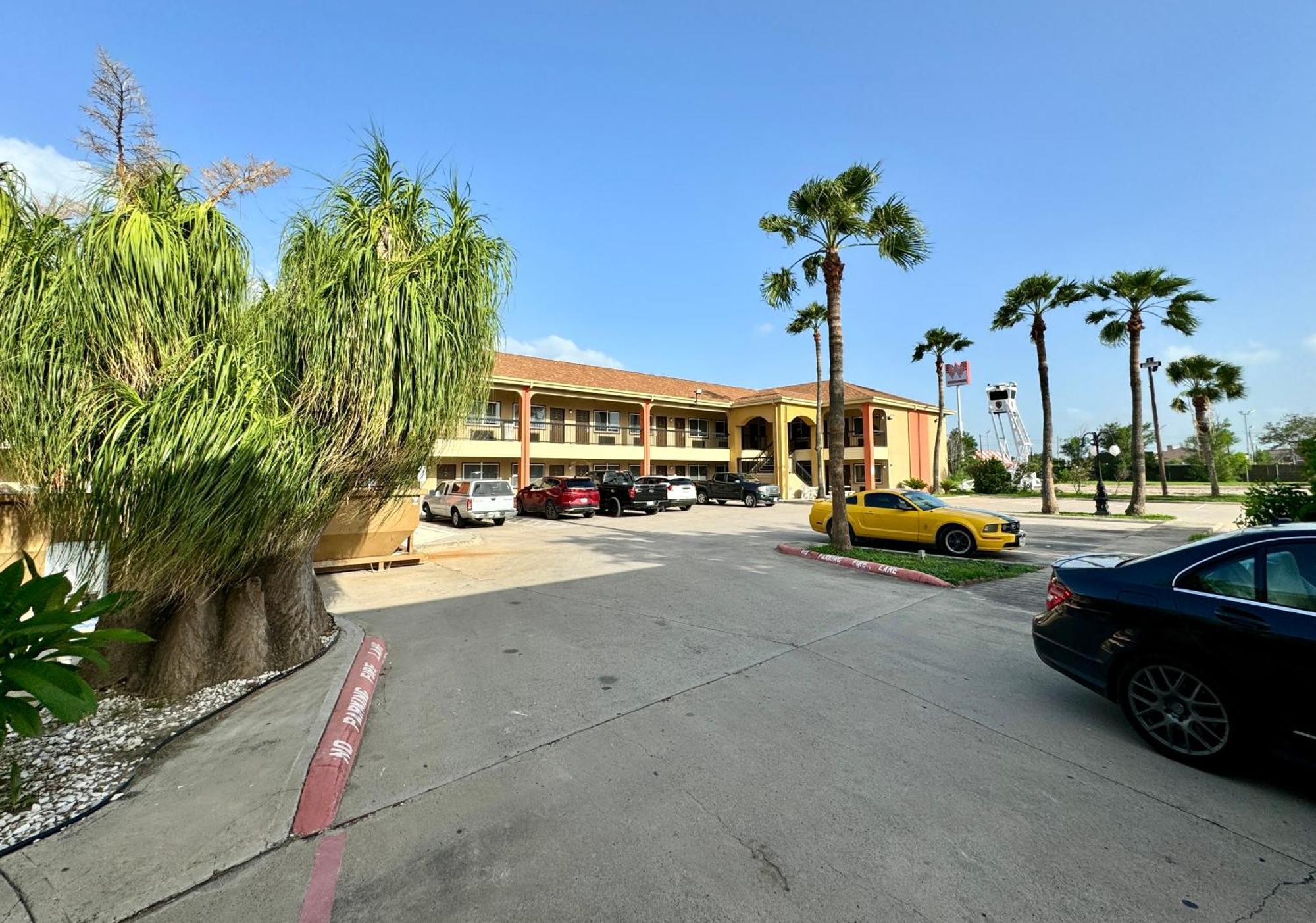 Texas Inn And Suites City Center At University Dr. Edinburg Zewnętrze zdjęcie