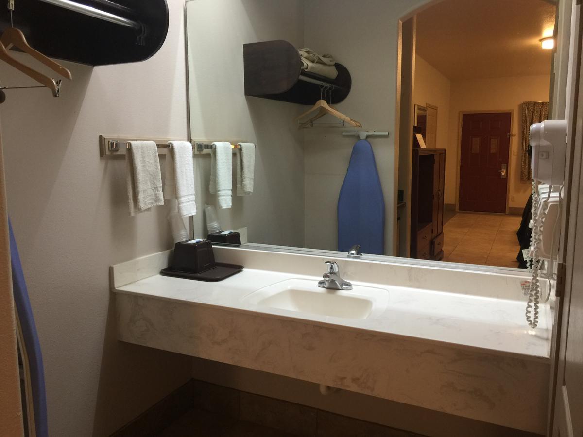 Texas Inn And Suites City Center At University Dr. Edinburg Zewnętrze zdjęcie